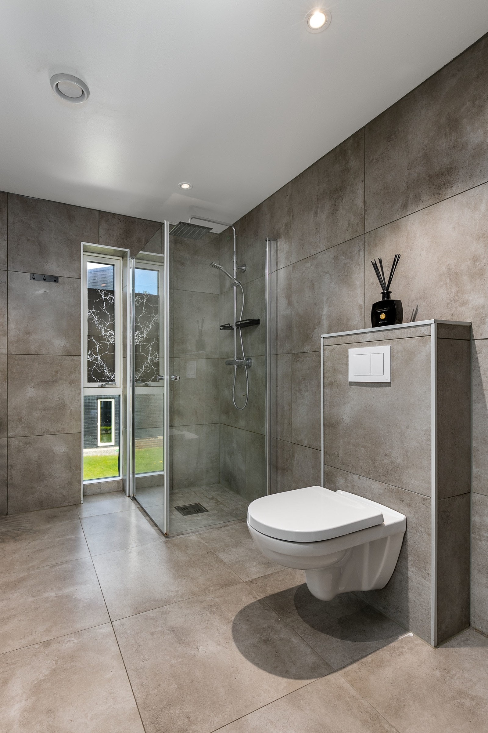 Badet har opplegg for vaskemaskin og tørketrommel. Himlingen er lyssatt med downlights. Galleribilde