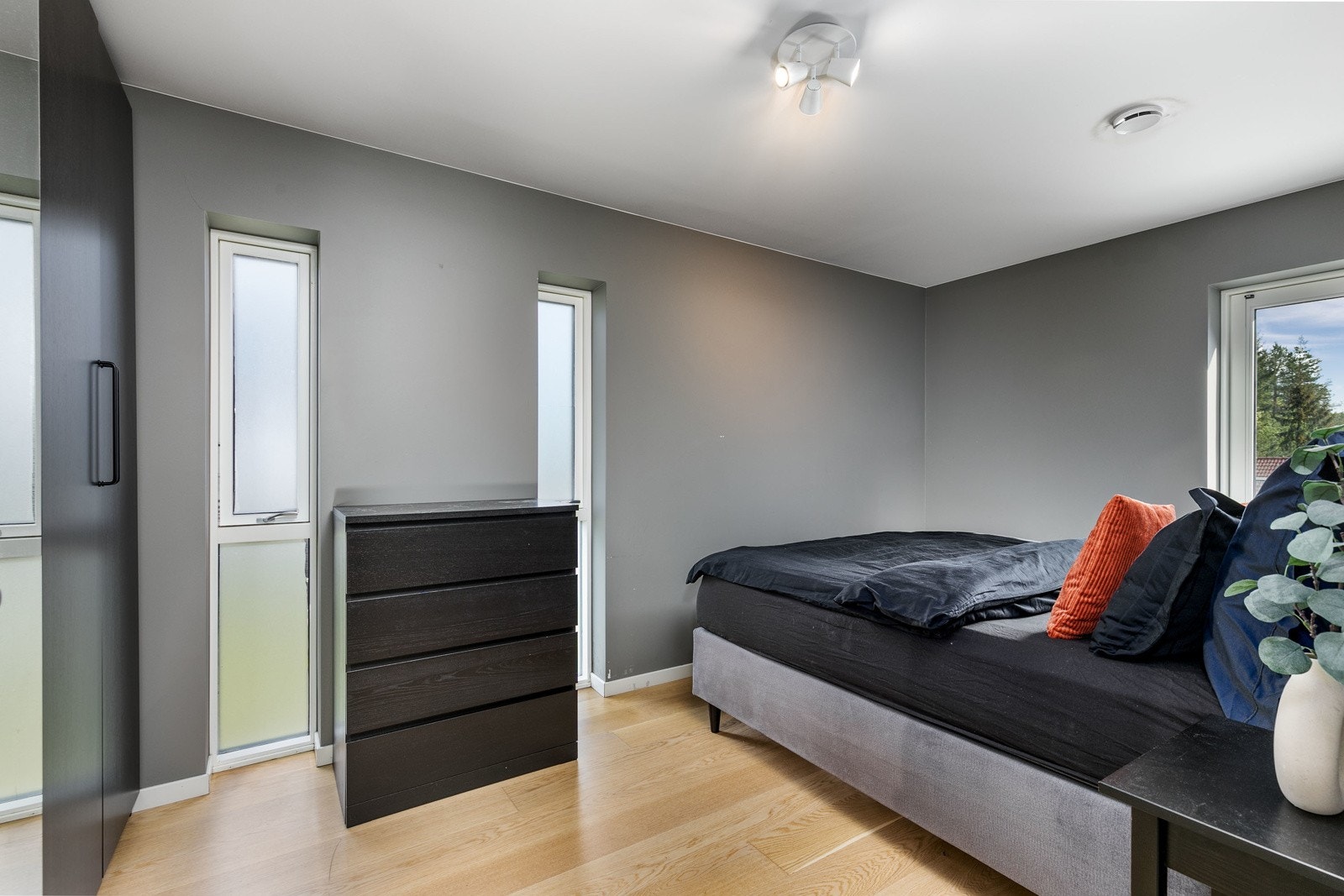 Utgang fra soverommet til vestvendt balkong på ca. 2 kvm. Galleribilde