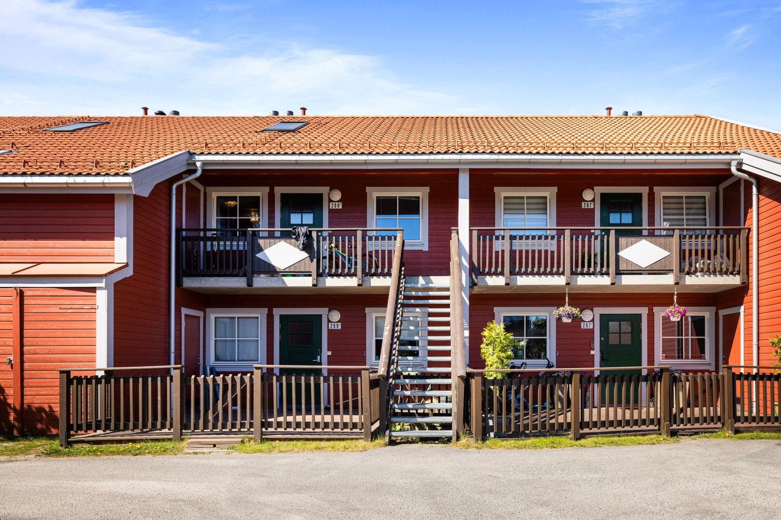 Fasade, inngang er fra 2 etg. Galleribilde