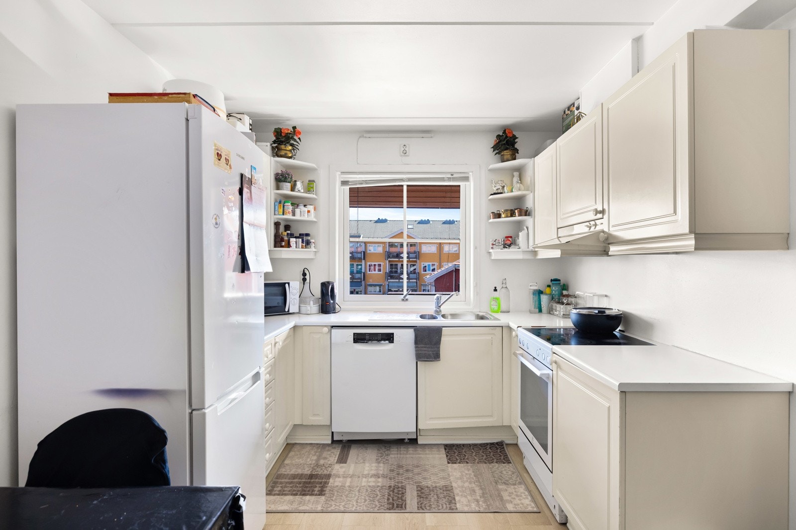 Separat kjøkken med spiseplass. Galleribilde