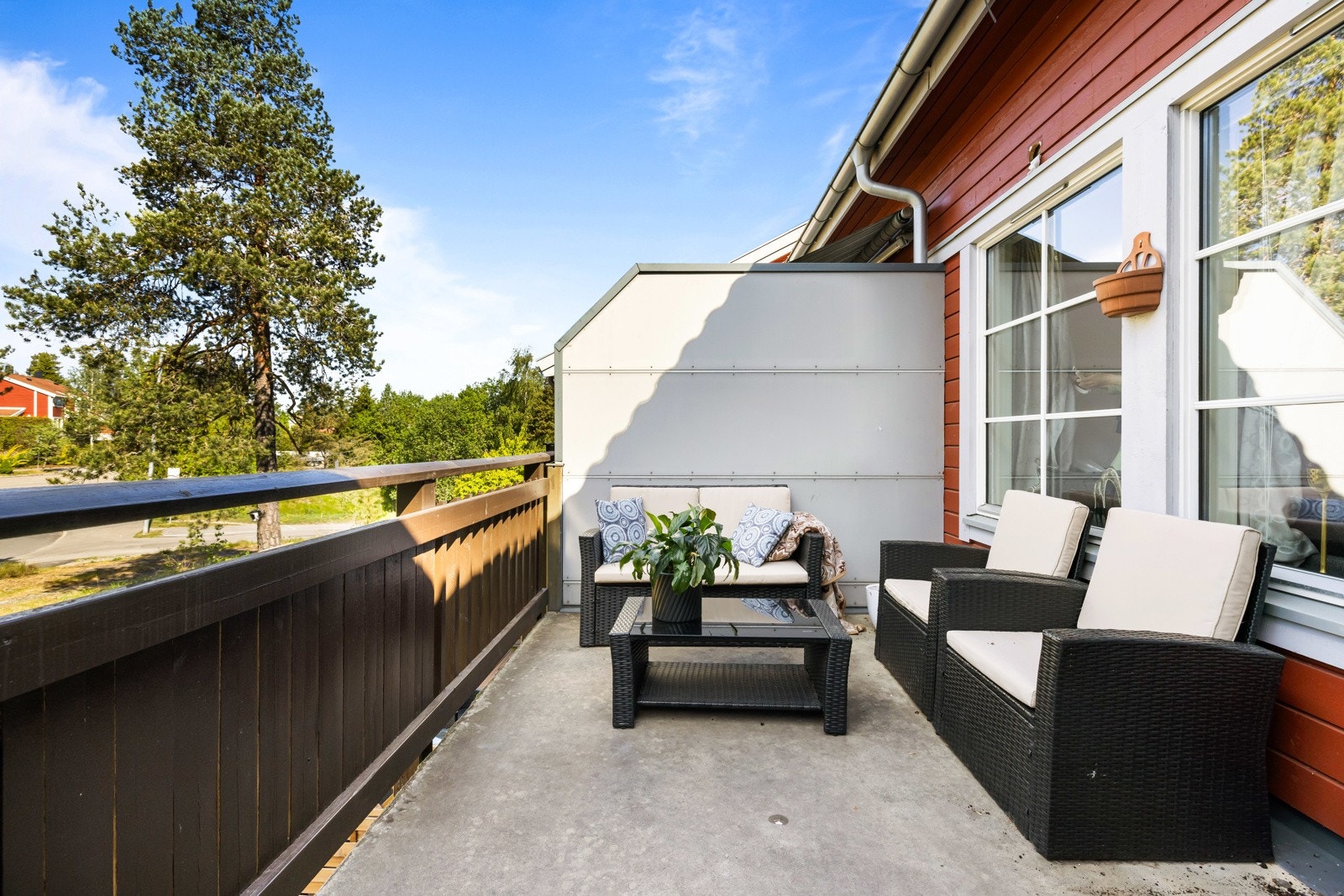 Stor og fin terrasse med plass til utemøbler og grill. Galleribilde