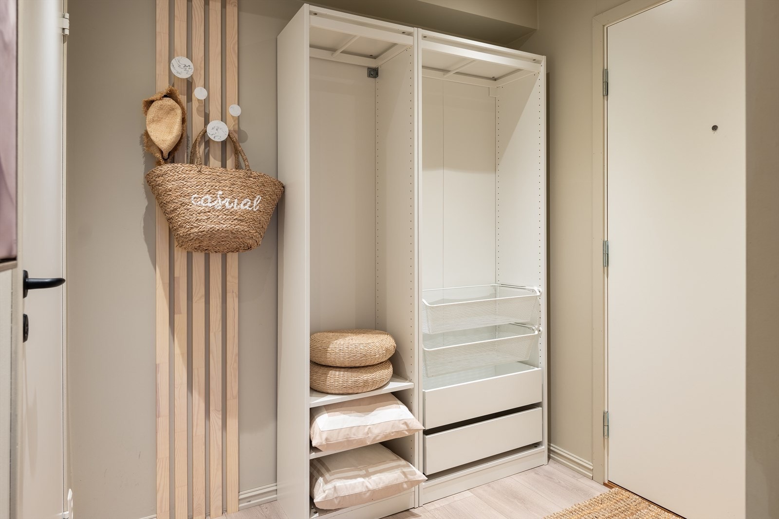 Lys og romslig gang med takspotter og spilevegg med praktisk oppheng for klær. Galleribilde