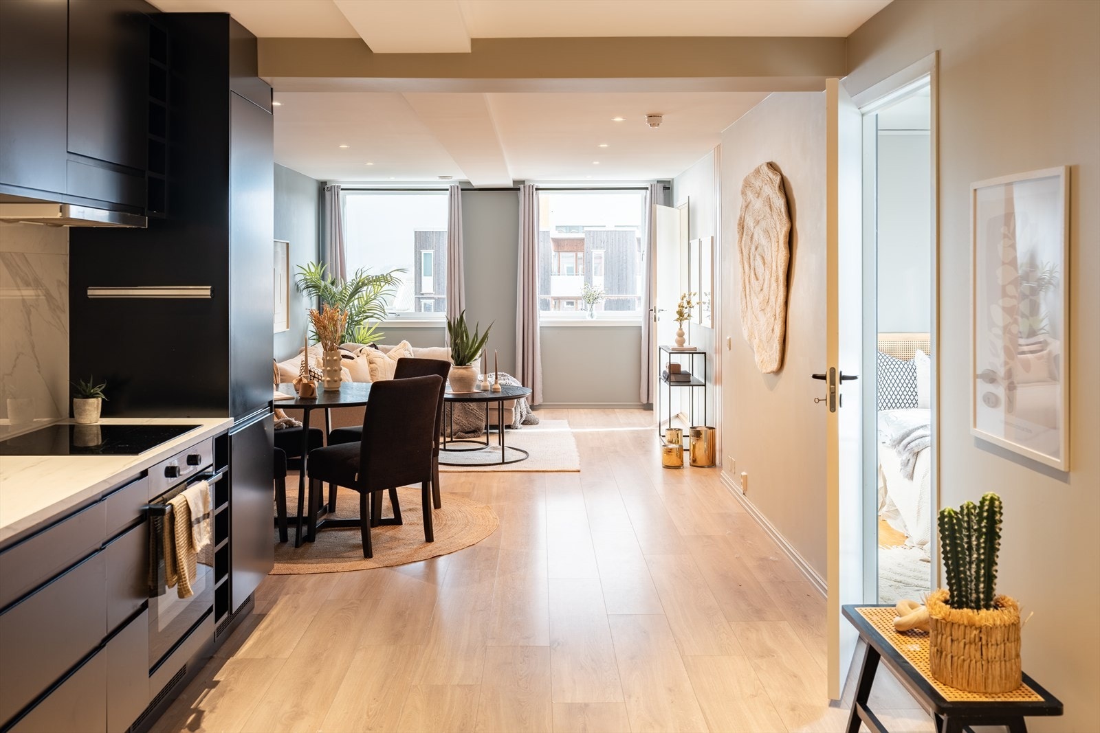 Stue og kjøkken i åpen løsning. Galleribilde