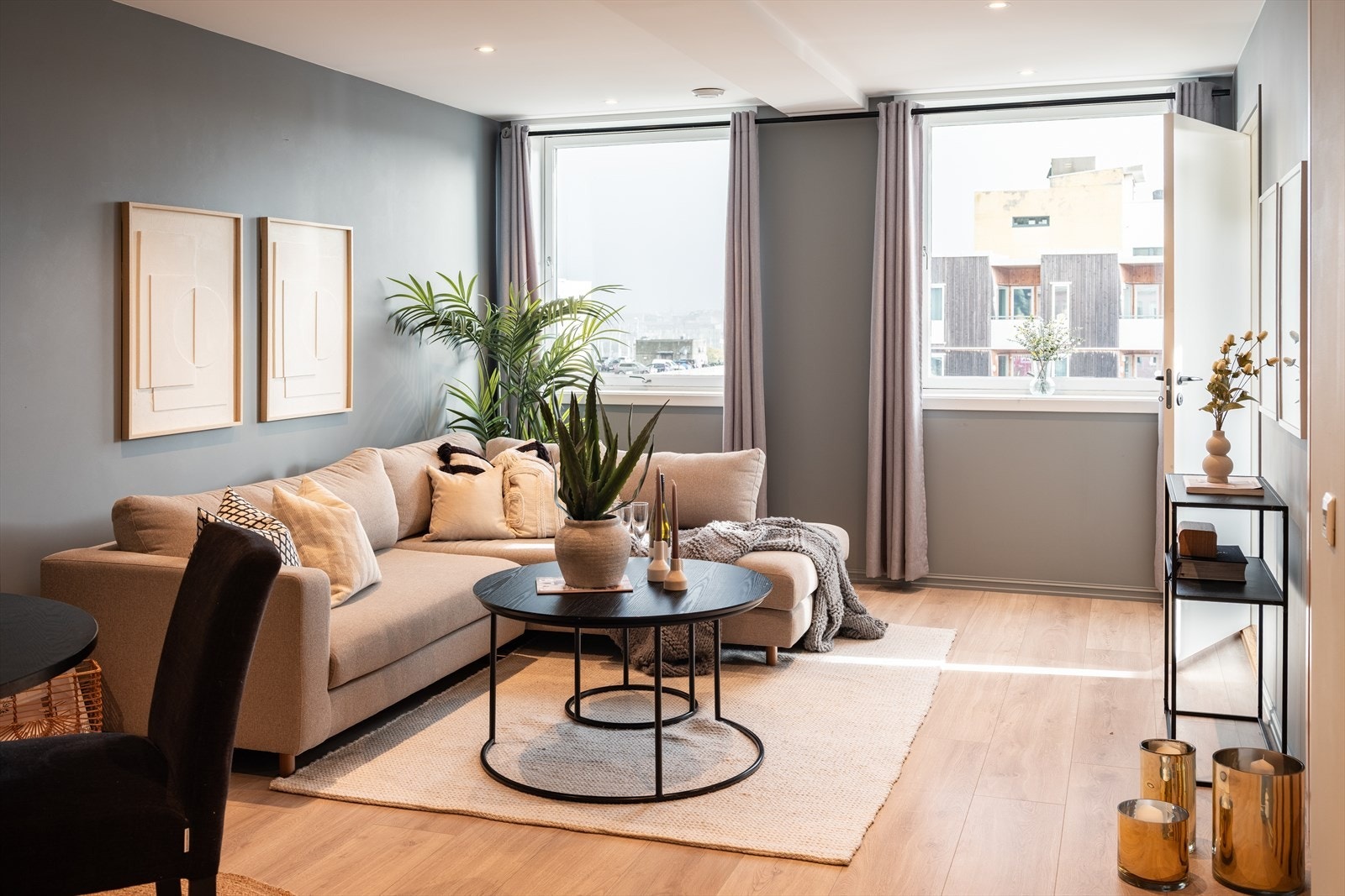 Leiligheten består av stue og kjøkken, soverom, innvendig bod (benyttes som soverom etter dagens løsning), disponibelt rom (benyttes som soverom etter dagens løsning) og baderom. Galleribilde