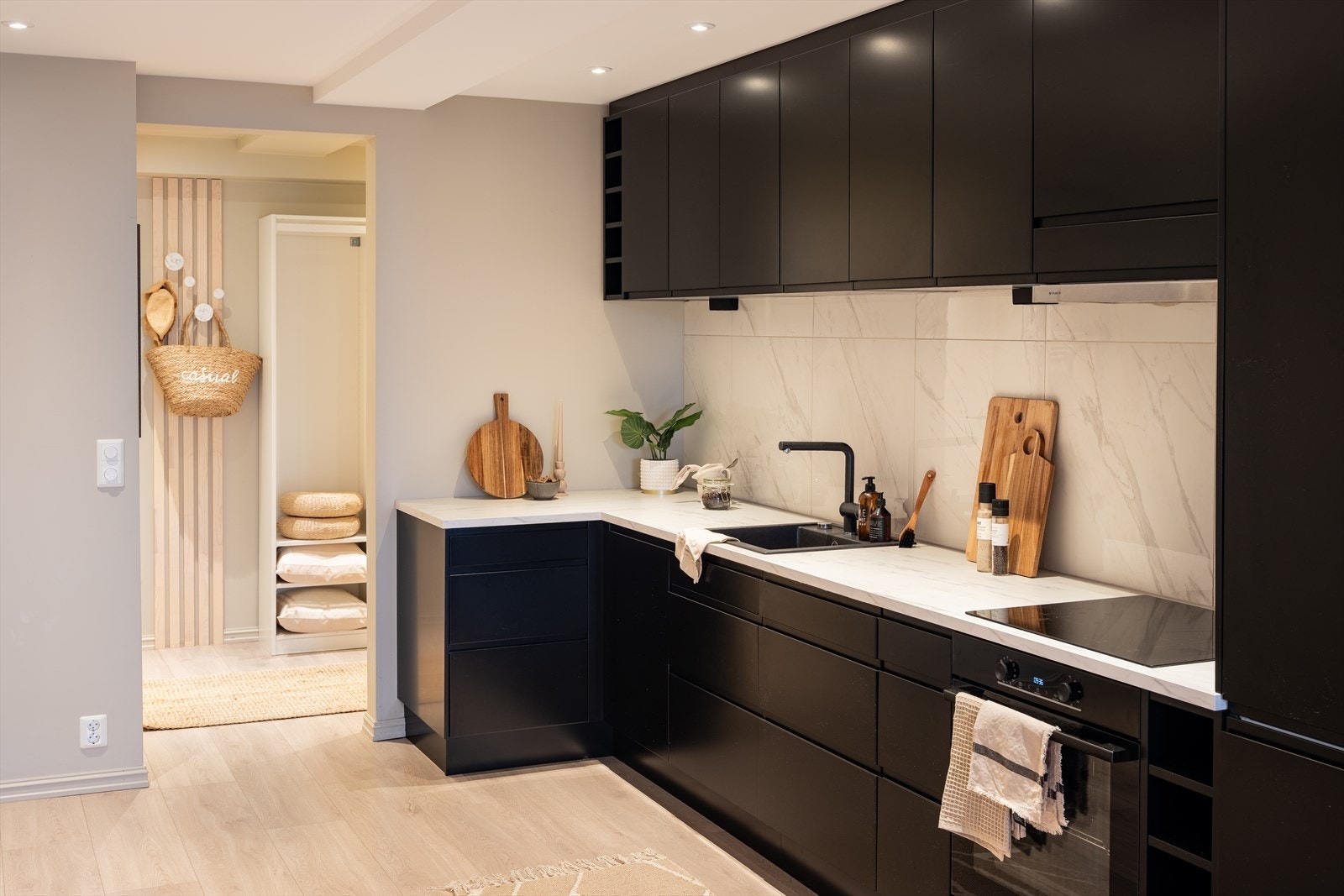 Benkeplate i marmorlook med matchende 60x60cm marmorflis som backsplash - samme flis er også brukt på badet for et helhetlig uttrykk. Galleribilde