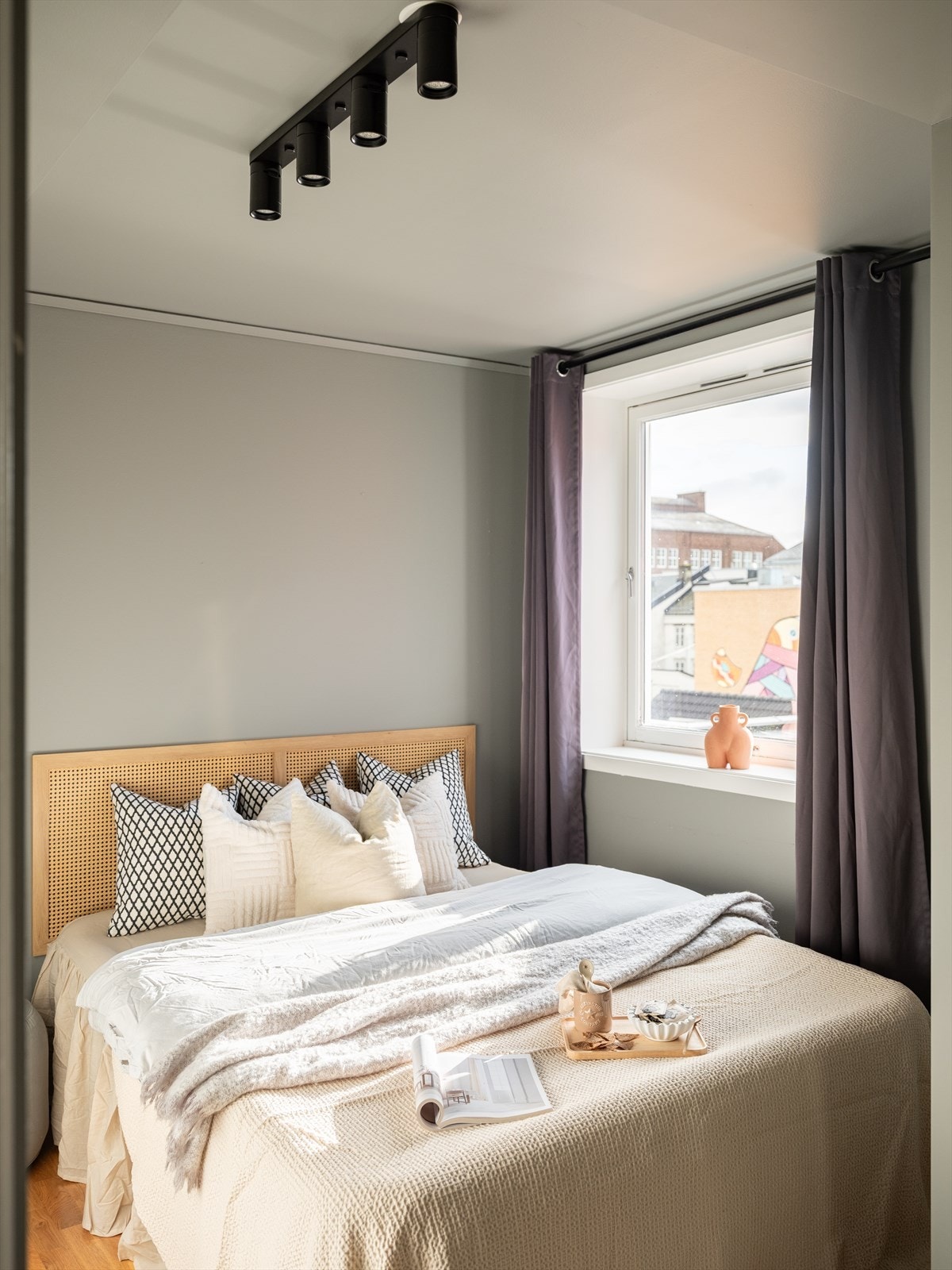 Sort spotskinne i tak for god justering av lys. Galleribilde