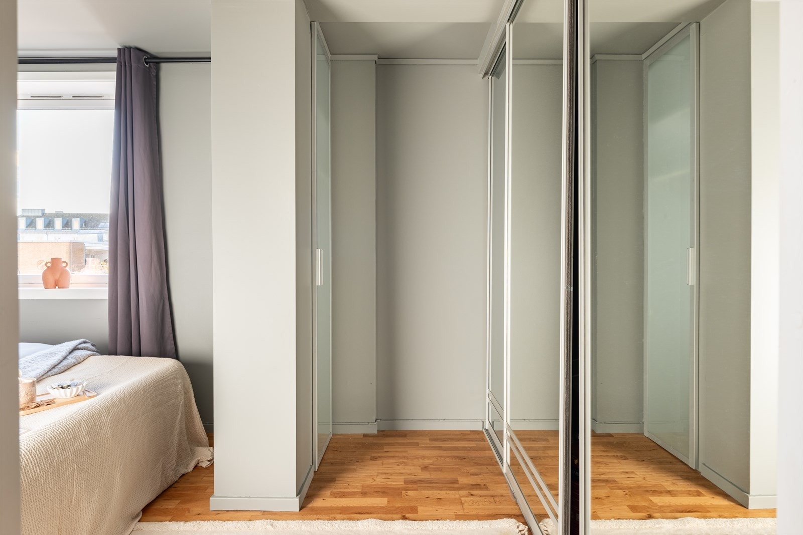 Praktisk skyvedørsgarderobe som strekker seg fra vegg til vegg og gir rikelig med oppbevaringsplass. Galleribilde