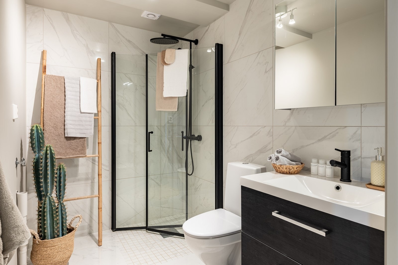 Badet har to vegger med 60x60cm marmorflis, og i dusjsonen er samme flis brukt i 5x5cm. Galleribilde