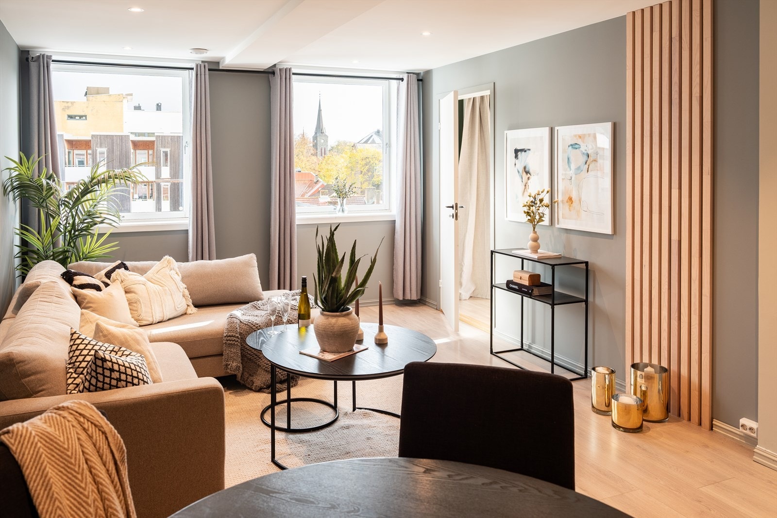 Velkommen til Nedre Ila 27! Vesentlig oppusset toppleilighet med tilbaketrukket beliggenhet. Foto: Eivind Mølnå. Galleribilde