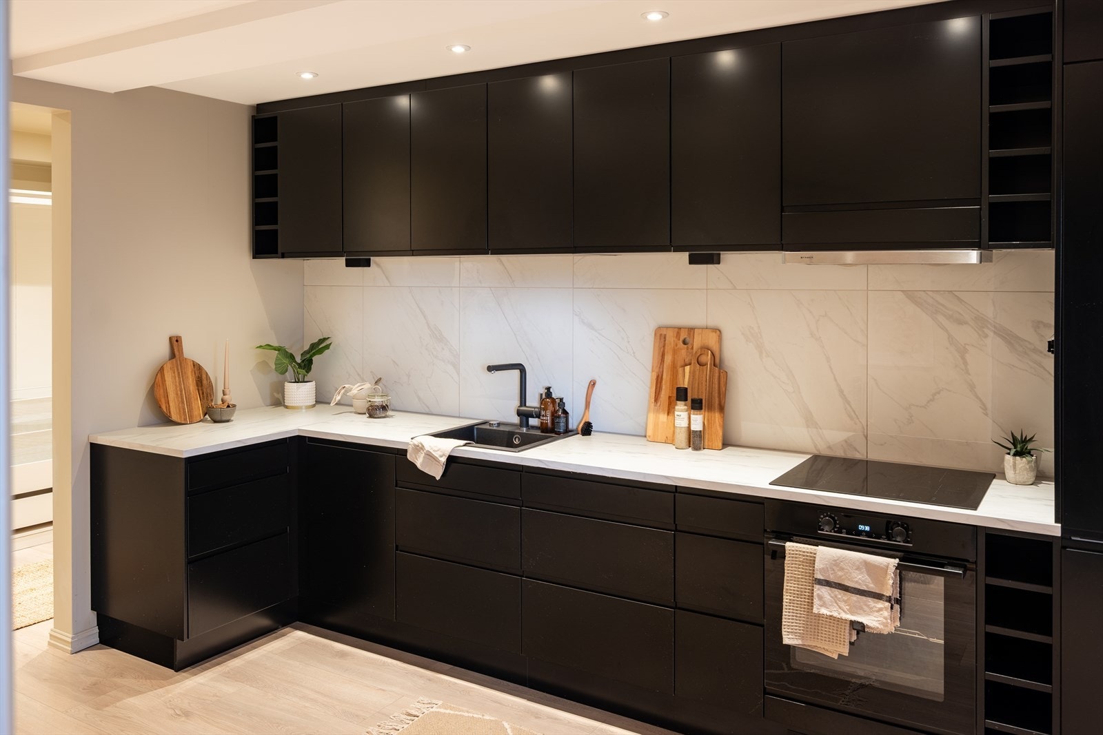 Integrerte hvitevarer inkluderer stekeovn, platetopp, kjøle-/fryseskap og oppvaskmaskin. Galleribilde