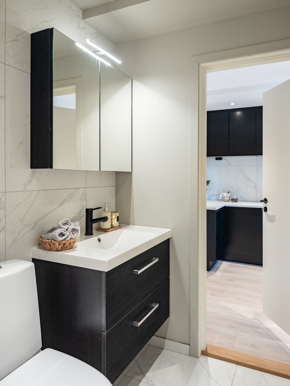 Øvrige vegger og tak er malt i en varm gråtone som passer fint til flisene. Galleribilde