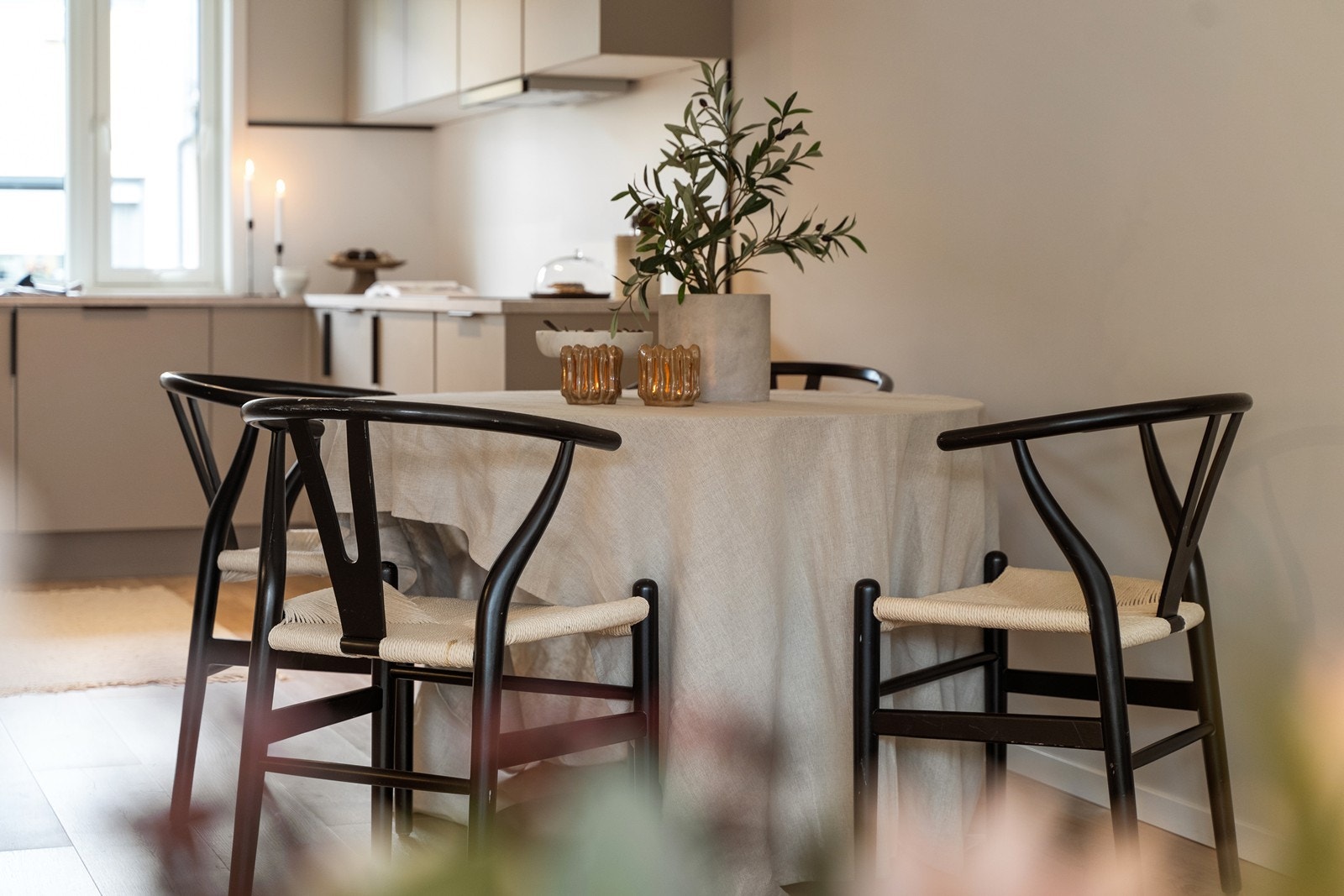 Det god plass til spisebord mellom stue og kjøkken - perfekt for hyggelige måltider. Galleribilde