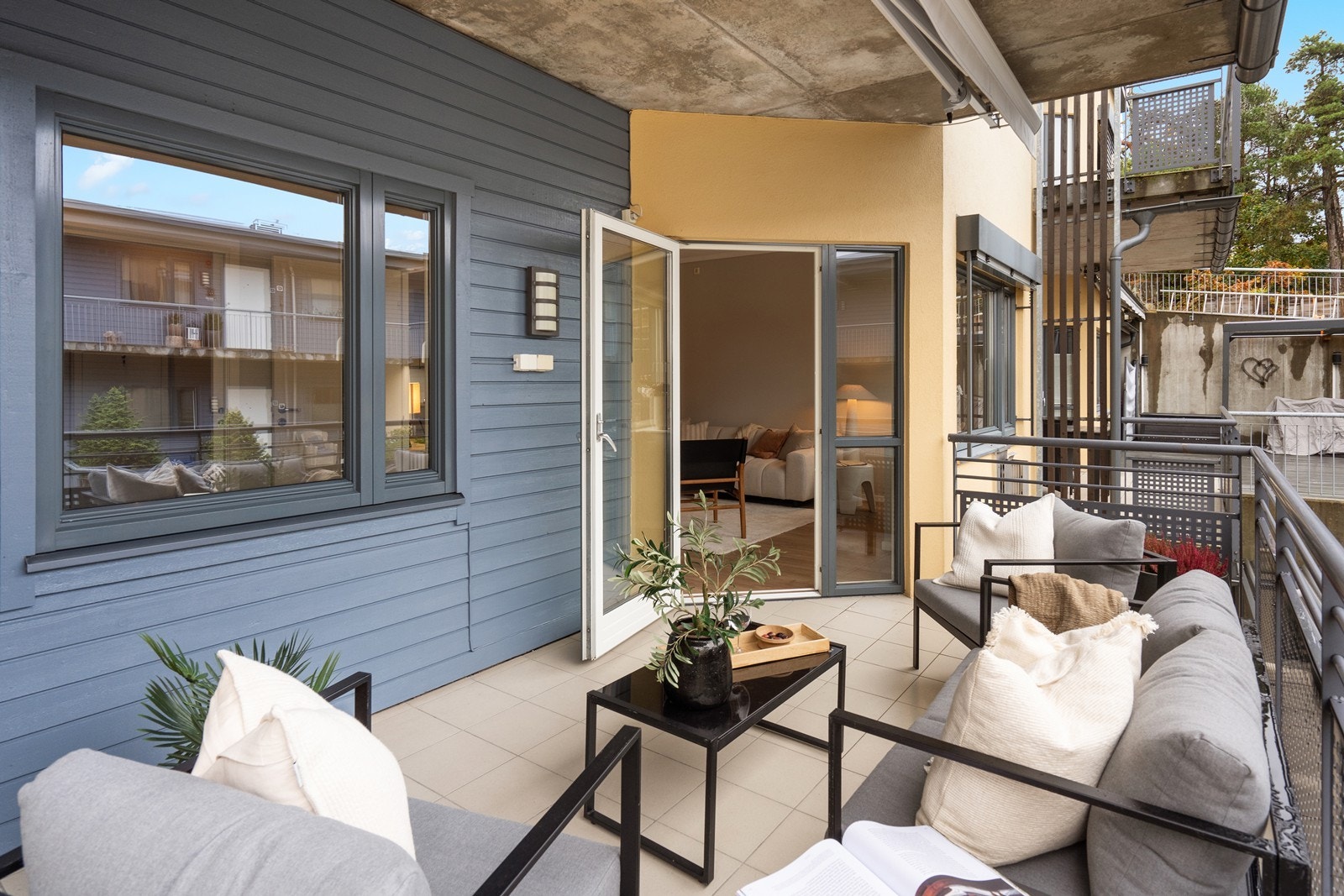 Stor og flislagt balkong på 11 kvm med god plass til møbler og planter. Galleribilde