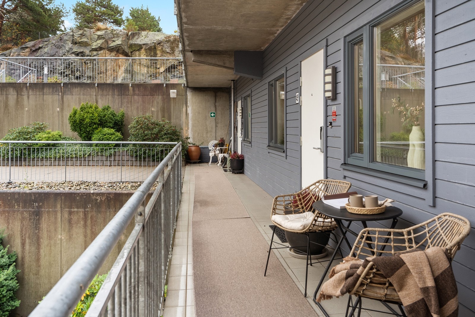 Pent og skjermet inngangsparti med hyggelig uteplass med utsyn mot atrium/bakgårdsrom. Galleribilde