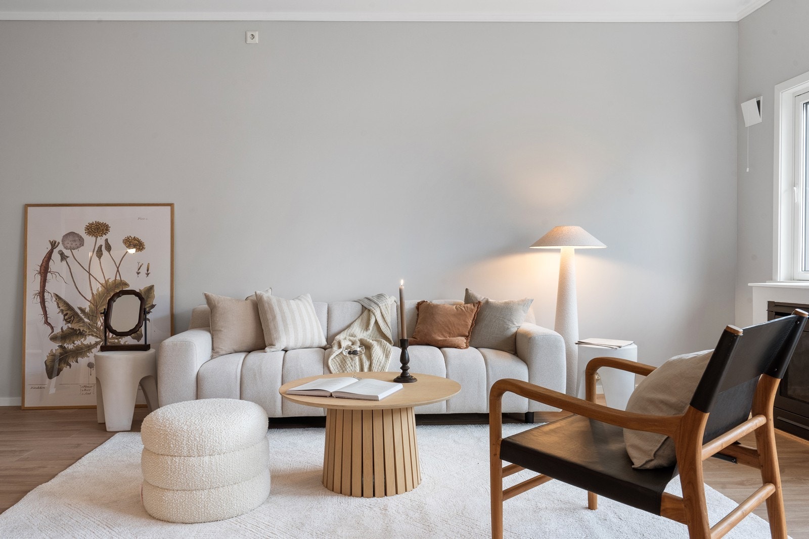 Stuen er av god størrelse med flere møbleringsmuligheter. Det er ekstra god takhøyde i leiligheten samt fine vindusflater som gir økt romfølelse. Galleribilde