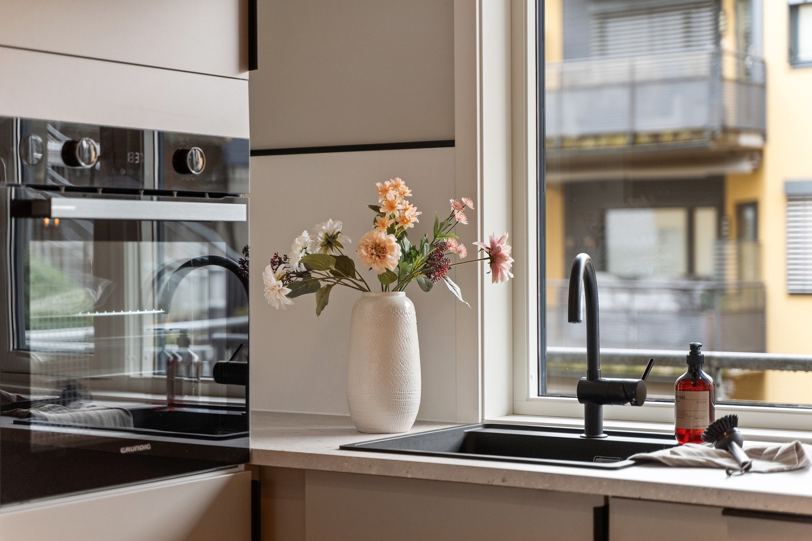 Pene svarte detaljer gir kjøkkenet et elegant og tidløst preg. Alle hvitevarer på kjøkken foruten om platetopp er fra 2025 med garanti. Galleribilde