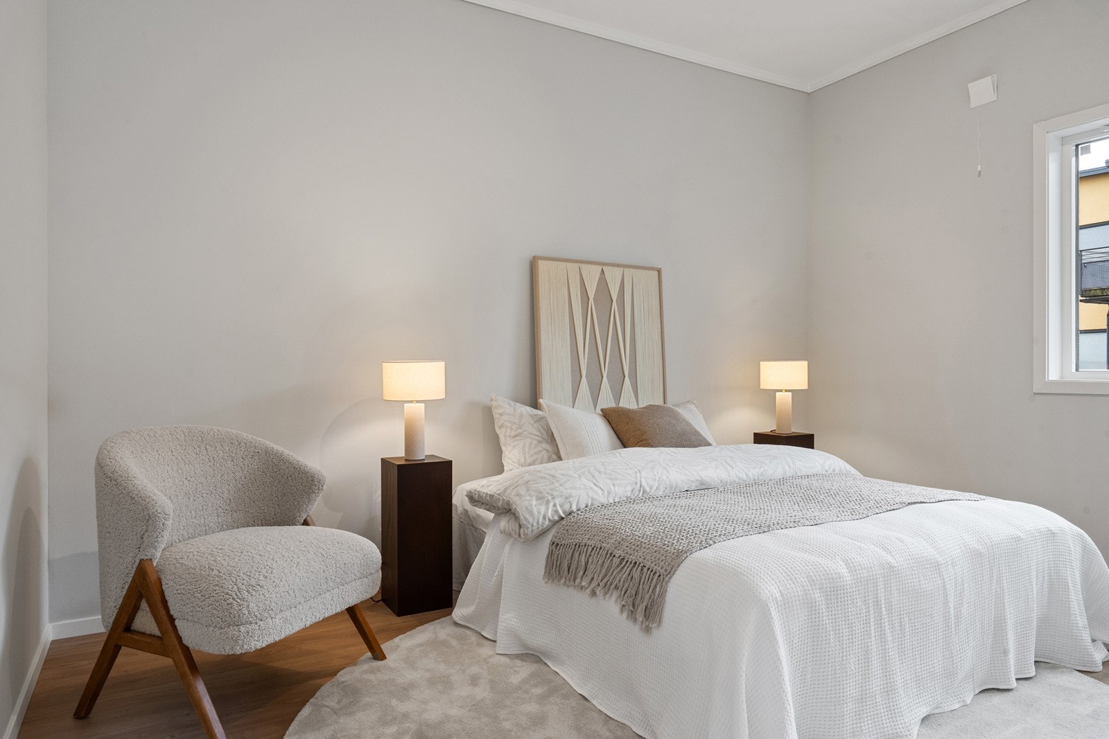 Lyst og romslig hovedsoverom med plass til dobbeltseng, garderobeløsning og nattbord. Galleribilde