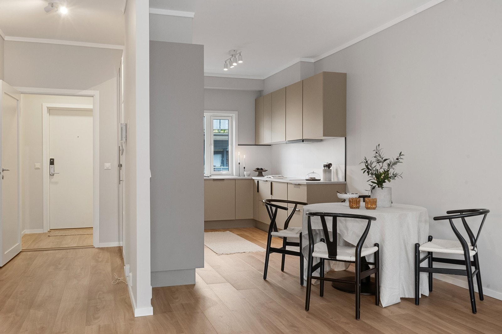 Velkommen inn! Lys entré som leder deg videre inn til det åpne kjøkkenet og stuen. Galleribilde