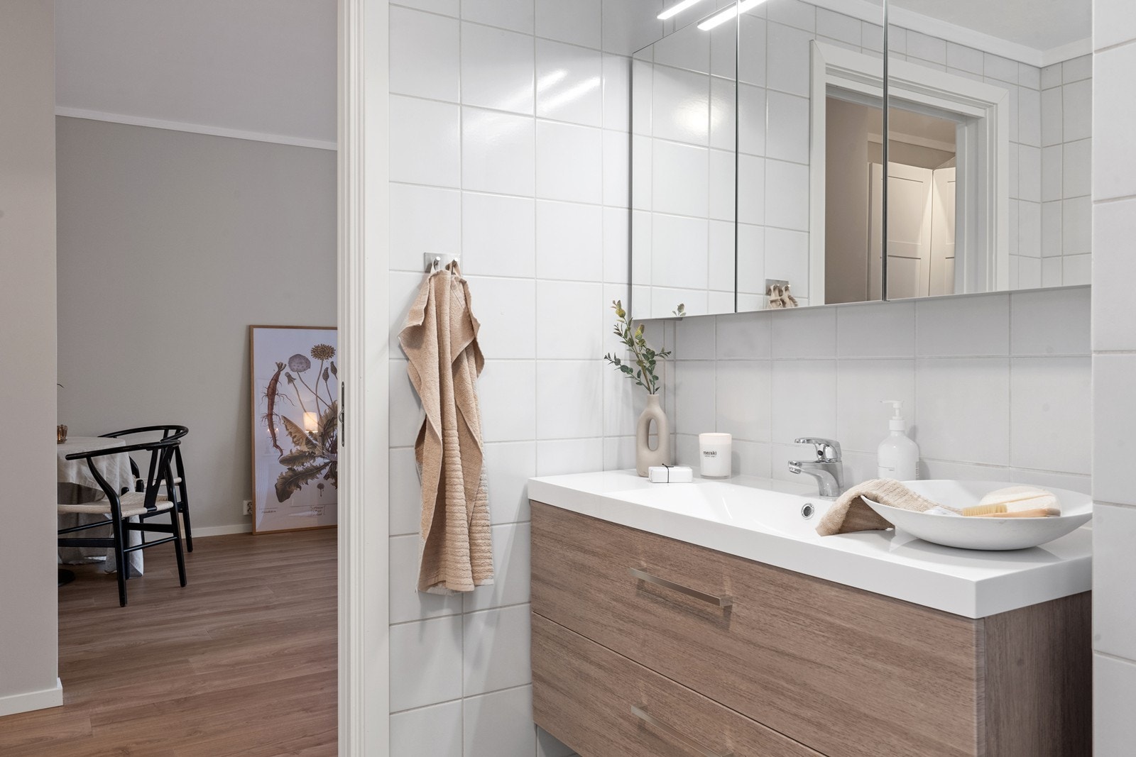 Pent bad med moderne innredning og varme i gulvet. Galleribilde