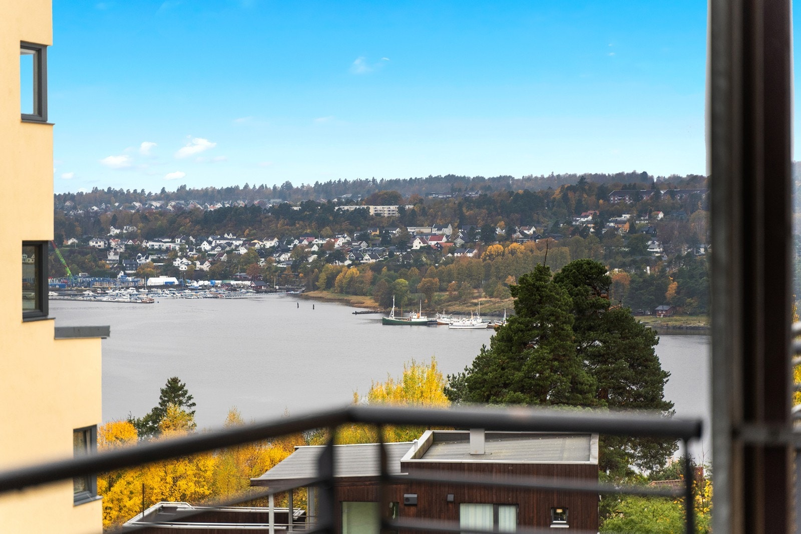 Leiligheten ligger høyt og fritt i terrenget med fin utsikt over Mossesundet og Jeløy. Galleribilde