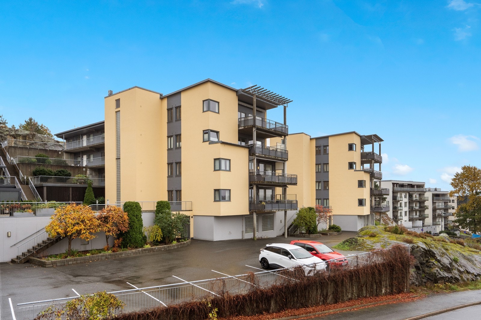 I Røysåsen bor man i et veletablert, sentralt og fredlig boområde med kort vei til både butikk, Verket og sentrum. Galleribilde