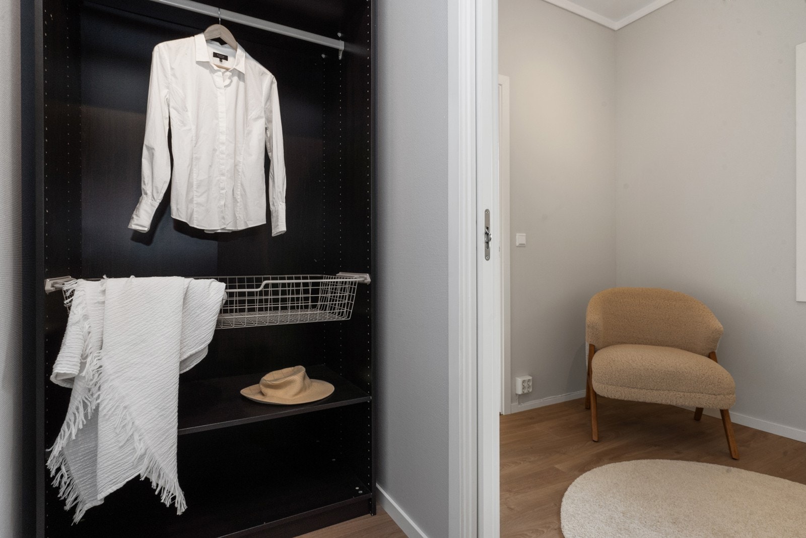 Soverommet har eget walk-in closet med god oppbevaringsplass. Galleribilde