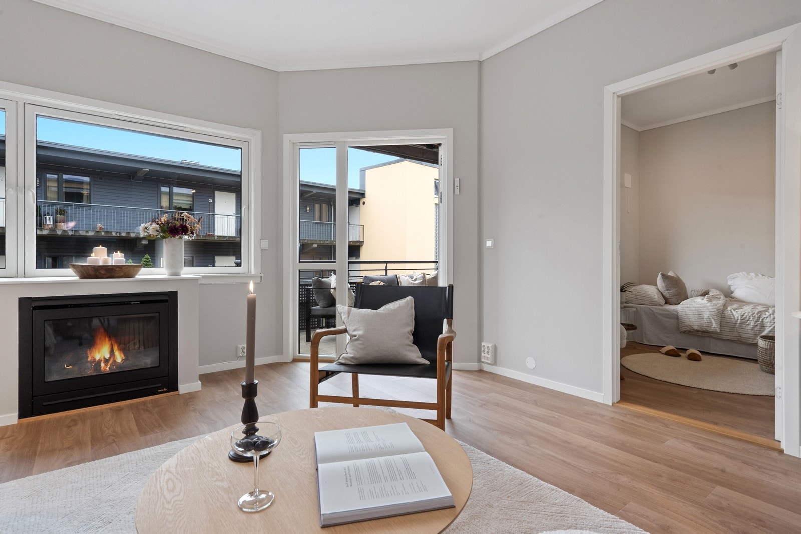 Moderne gasspeis gir god varme på kalde vinterdager og skaper lun stemning i stuen. Det er utgang til solrik balkong fra stuen. Det er elektrisk markise på balkong og utvendig screens på vindu over gasspeis. Galleribilde