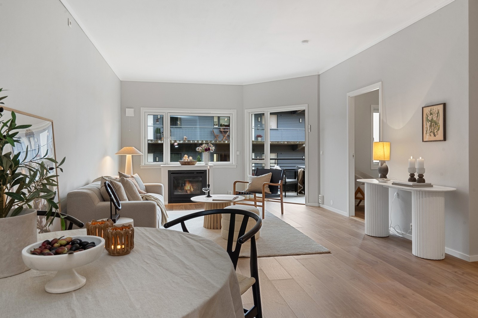 God og innholdsrik planløsning med meget god standard. Det er god takhøyde i leiligheten med takhøyde opp til omlag 275cm. Galleribilde