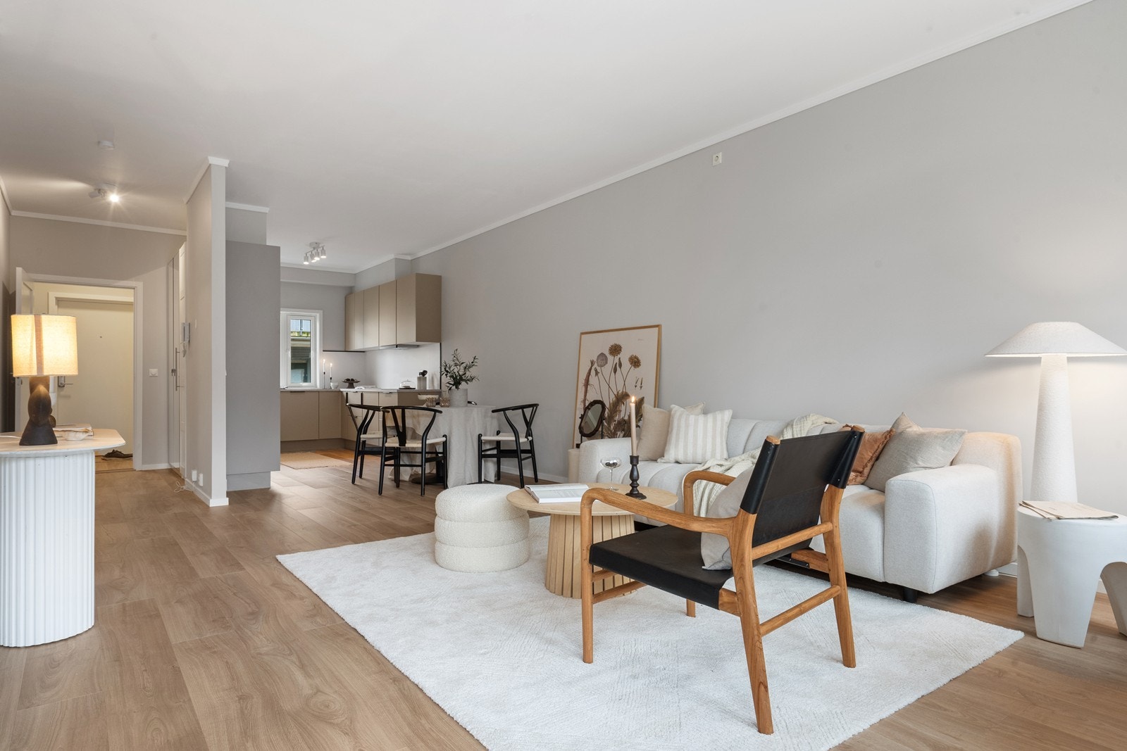 Leiligheten har en moderne og praktisk planløsning hvor kjøkkenet er tilbaketrukket fra stuen. Galleribilde