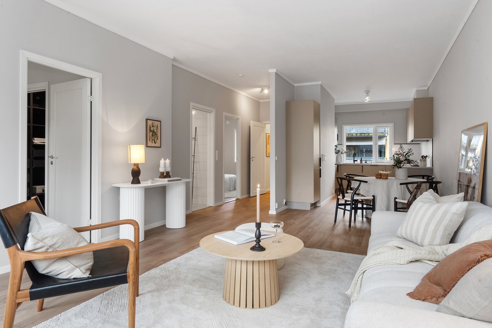 Åpen stue- og kjøkkenløsning med god plass til både sofakrok og spisebord. Leiligheten er har rolige og varme farger med et moderne uttrykk. Galleribilde