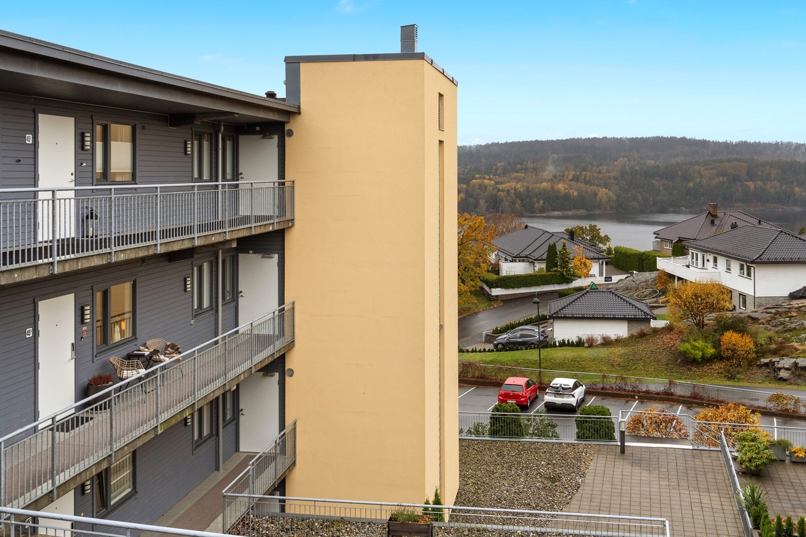 Leiligheten er beliggende i nest øverste etasje med både heisadkomst, samt adkomst via trapperom og trapper i bakgårdsrom. Galleribilde