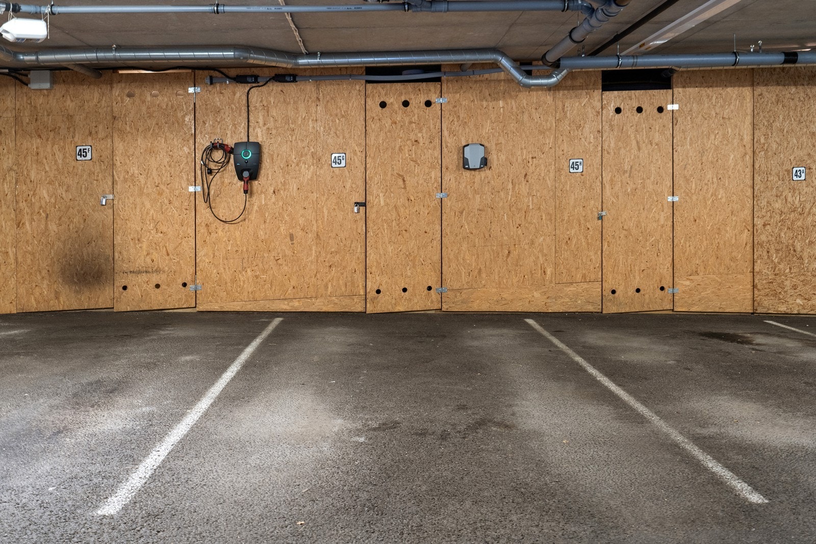 Medfølger egen oppmerket garasjeplass i felles garasjekjeller med elbillader. Galleribilde