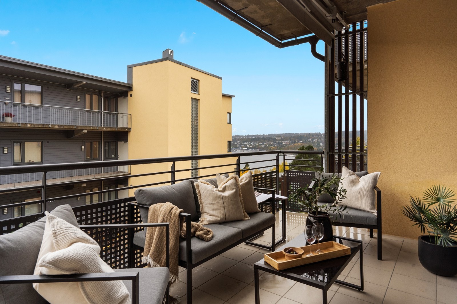 Lys og luftig balkong i 3. etasje med flott utsikt mot Mossesundet! Det er elektrisk markise i hele balkongens bredde. Galleribilde