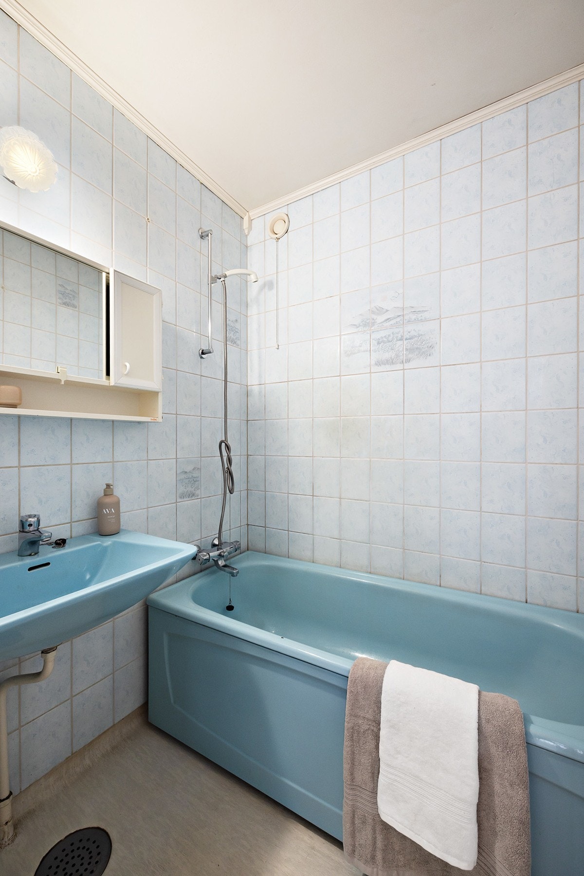 Badet har eldre standard og byr på gode muligheter for oppgradering for å skape ditt drømmebad. Galleribilde
