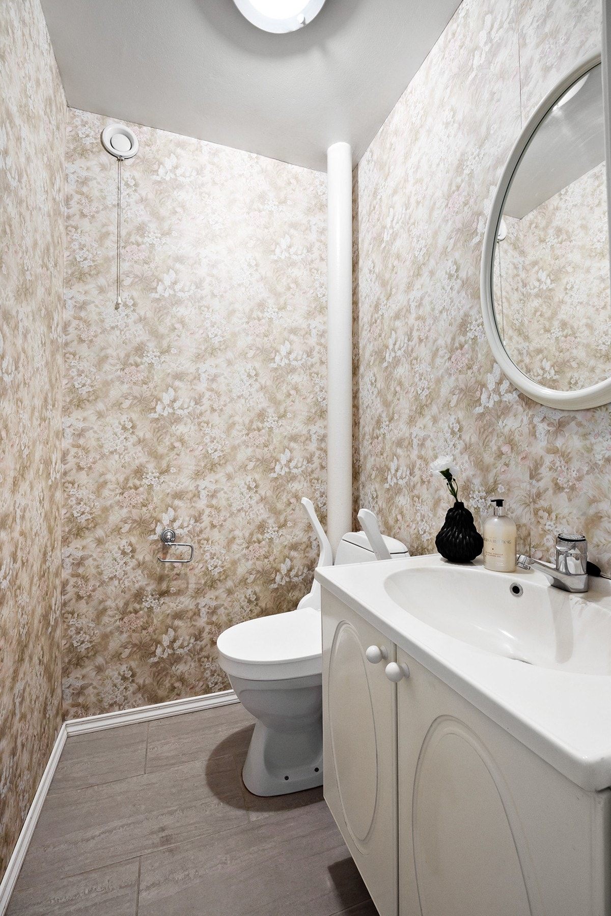 Rommet har eldre overflater, men et godt utgangspunkt for modernisering eller oppgradering i samme stil som badet. Galleribilde