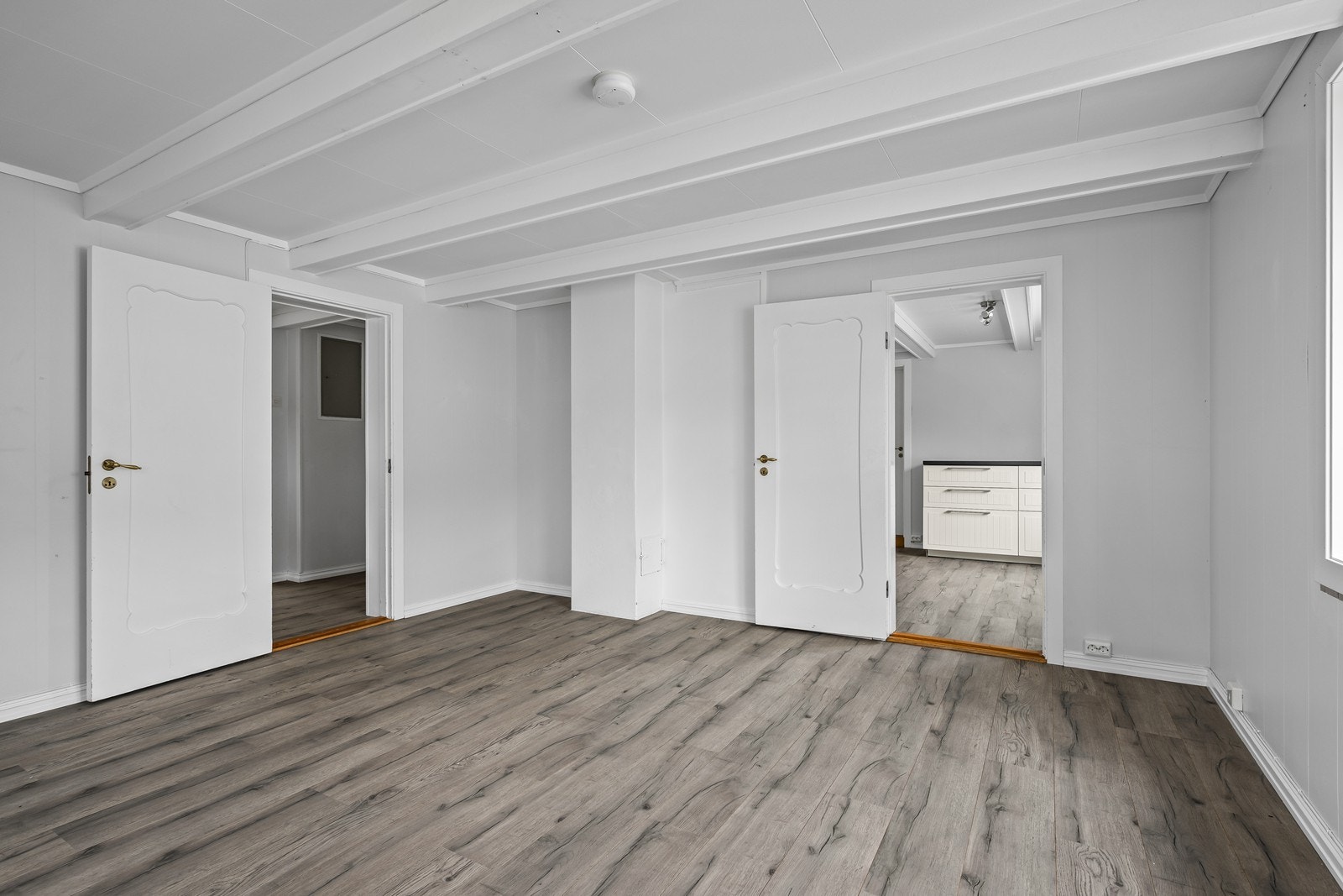 Velkommen inn! Lys stue med masse naturlig lys Galleribilde