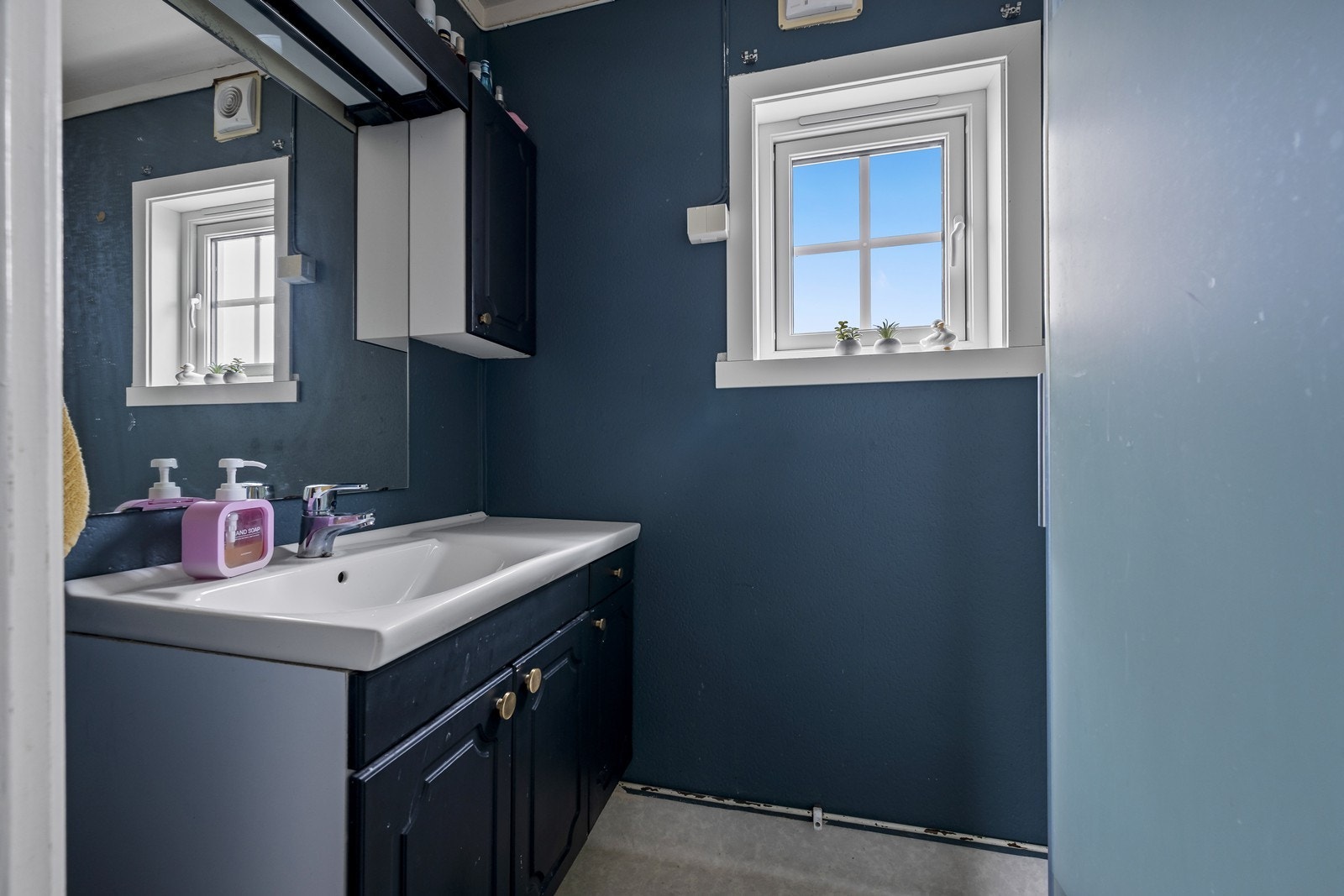 Bad med dusjkabinett og servant i innredning. Toalettrom vegg-i-vegg Galleribilde