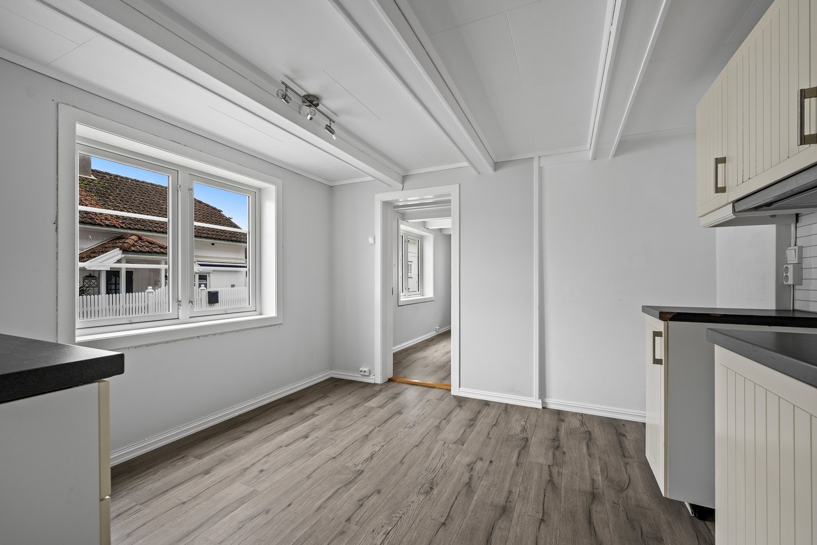 Under vinduet er det plass til kjøkkenbordet Galleribilde