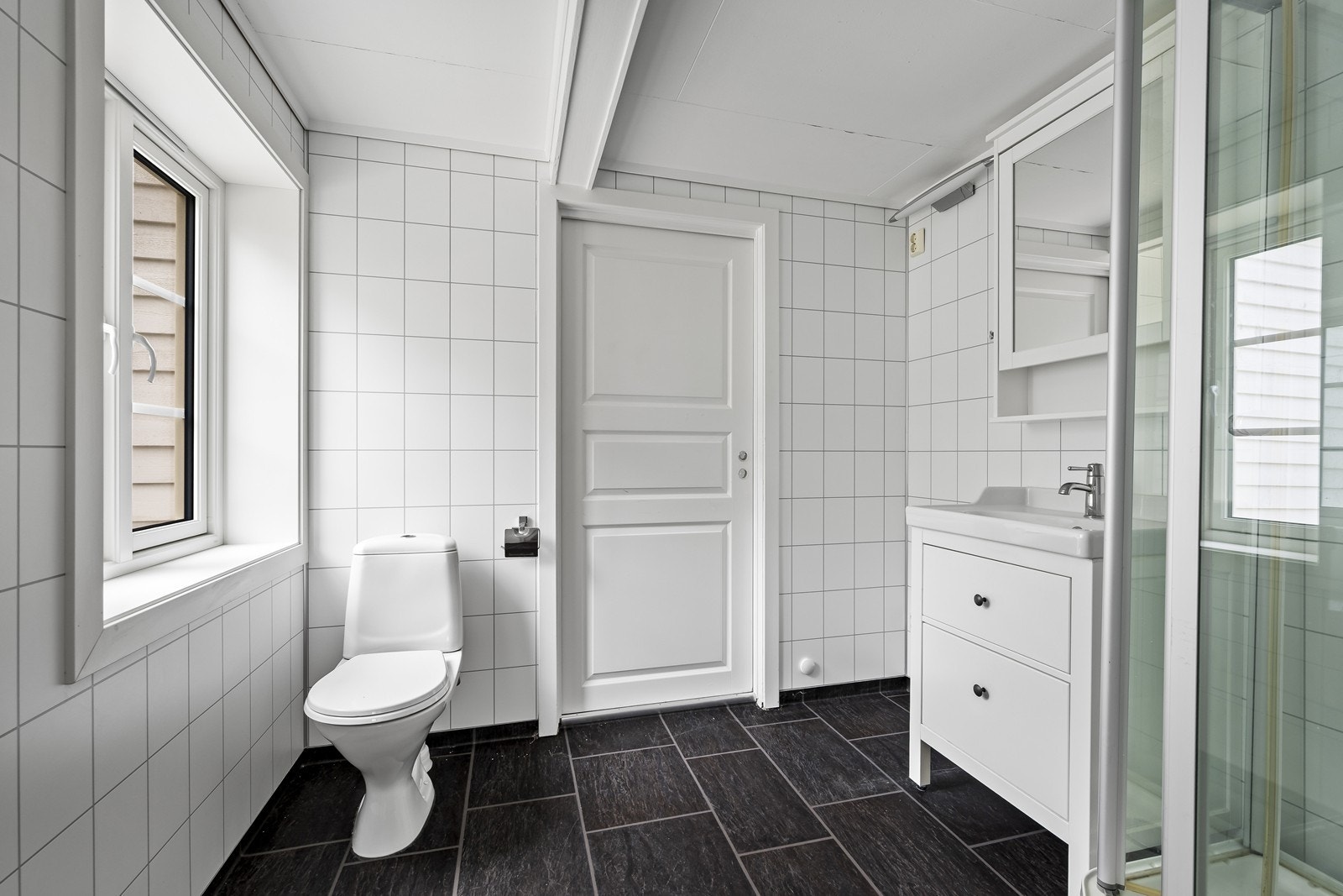 Bad med belegg på gulv og våtromsplater på vegg Galleribilde