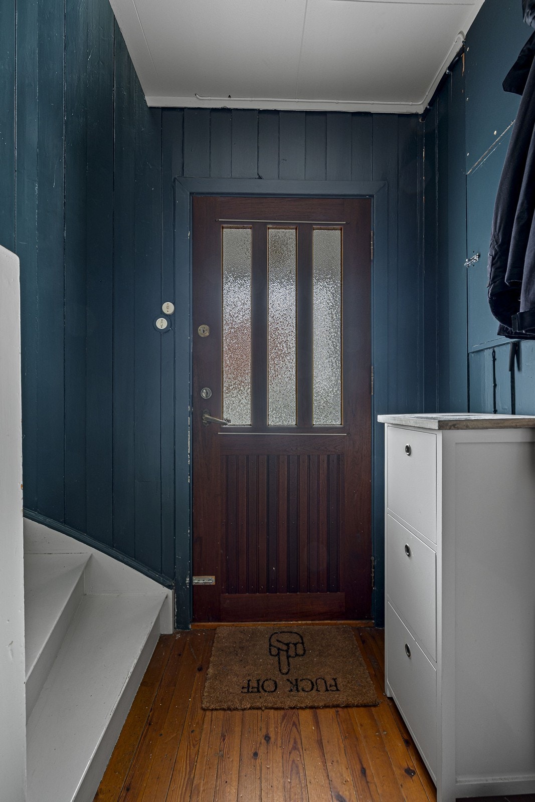 Separat entré til leilighet i 2.etasje. Her er det VV-bereder og opplegg for vaskemaskin under trapp Galleribilde