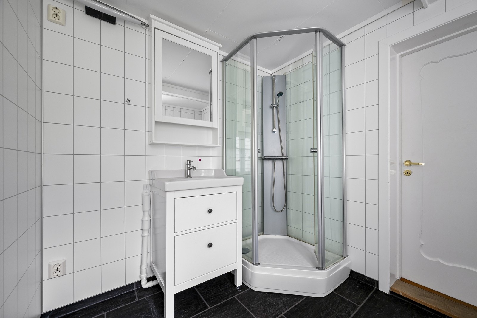 Opplegg til vaskemaskin ved servant Galleribilde