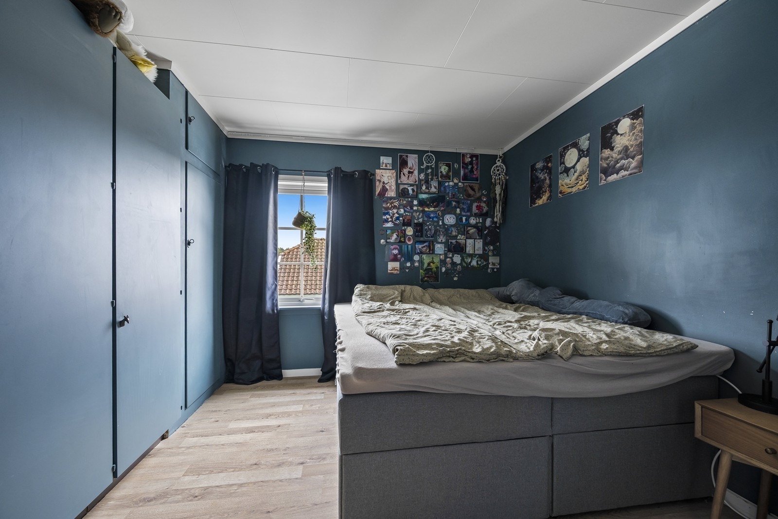 Soverom med plassbyggede skap Galleribilde