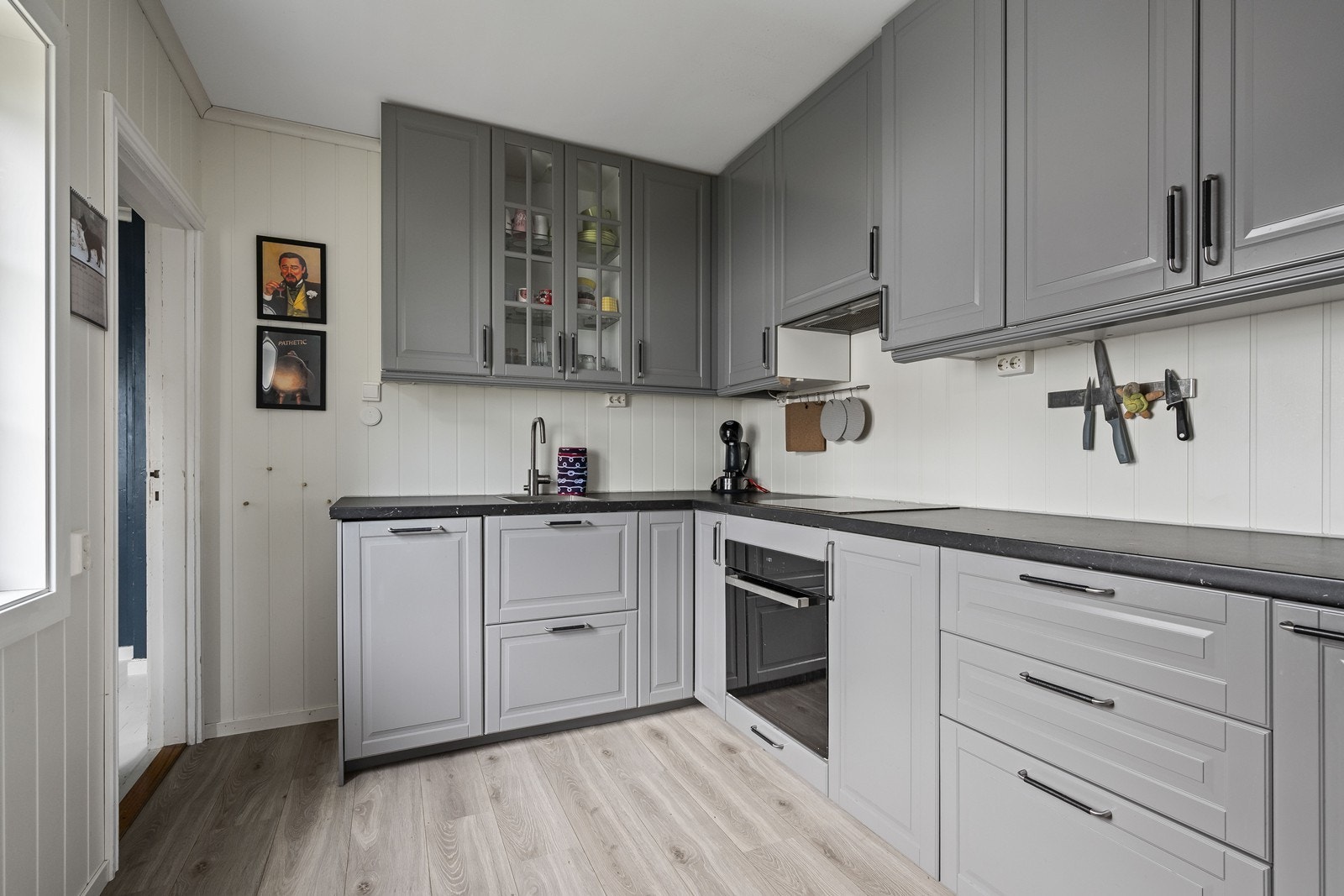 Pent kjøkken med innredning fra IKEA med integrerte hvitevarer Galleribilde