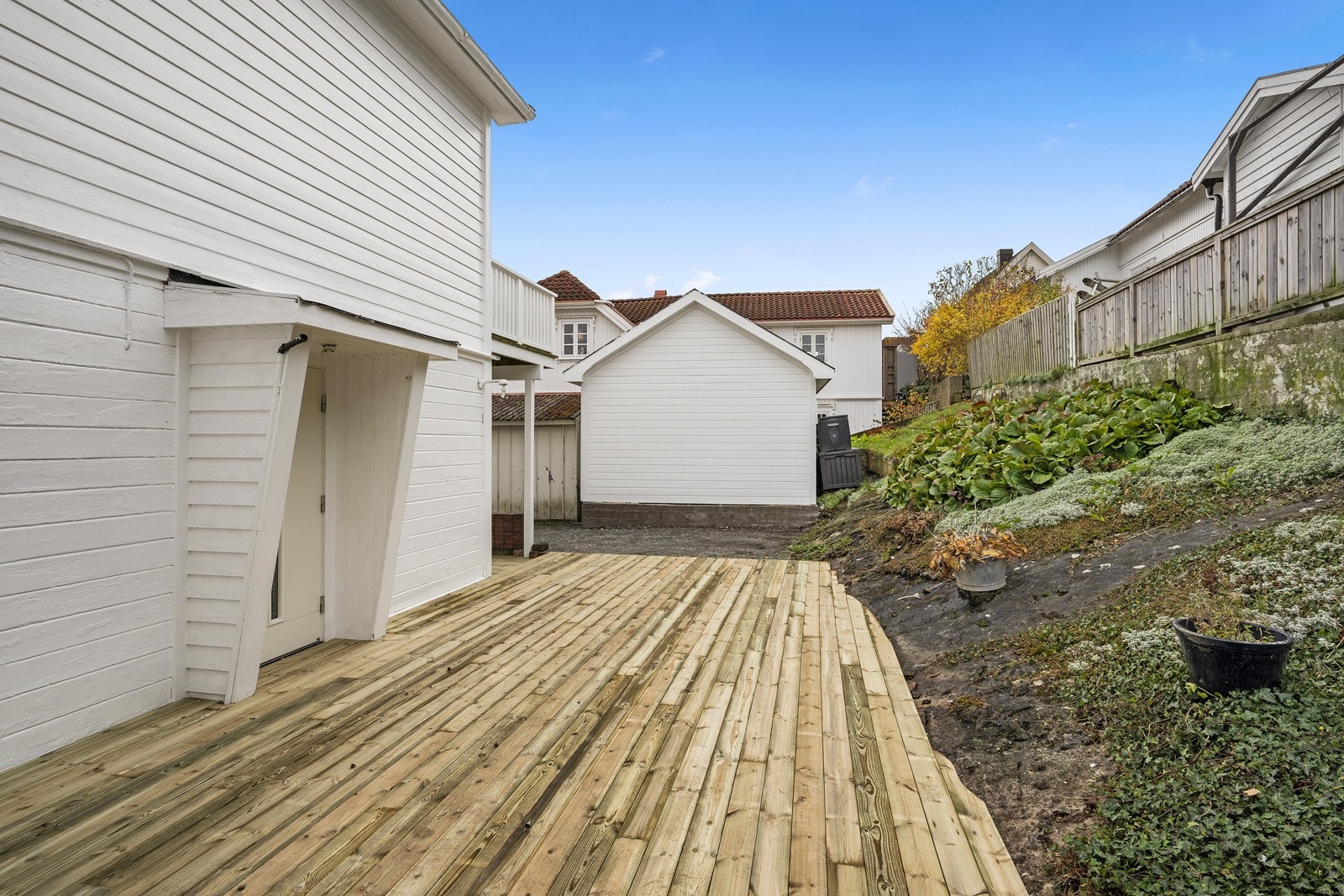 Utvendig er det opparbeidet en helt ny terrasse mot vest med gode solforhold Galleribilde