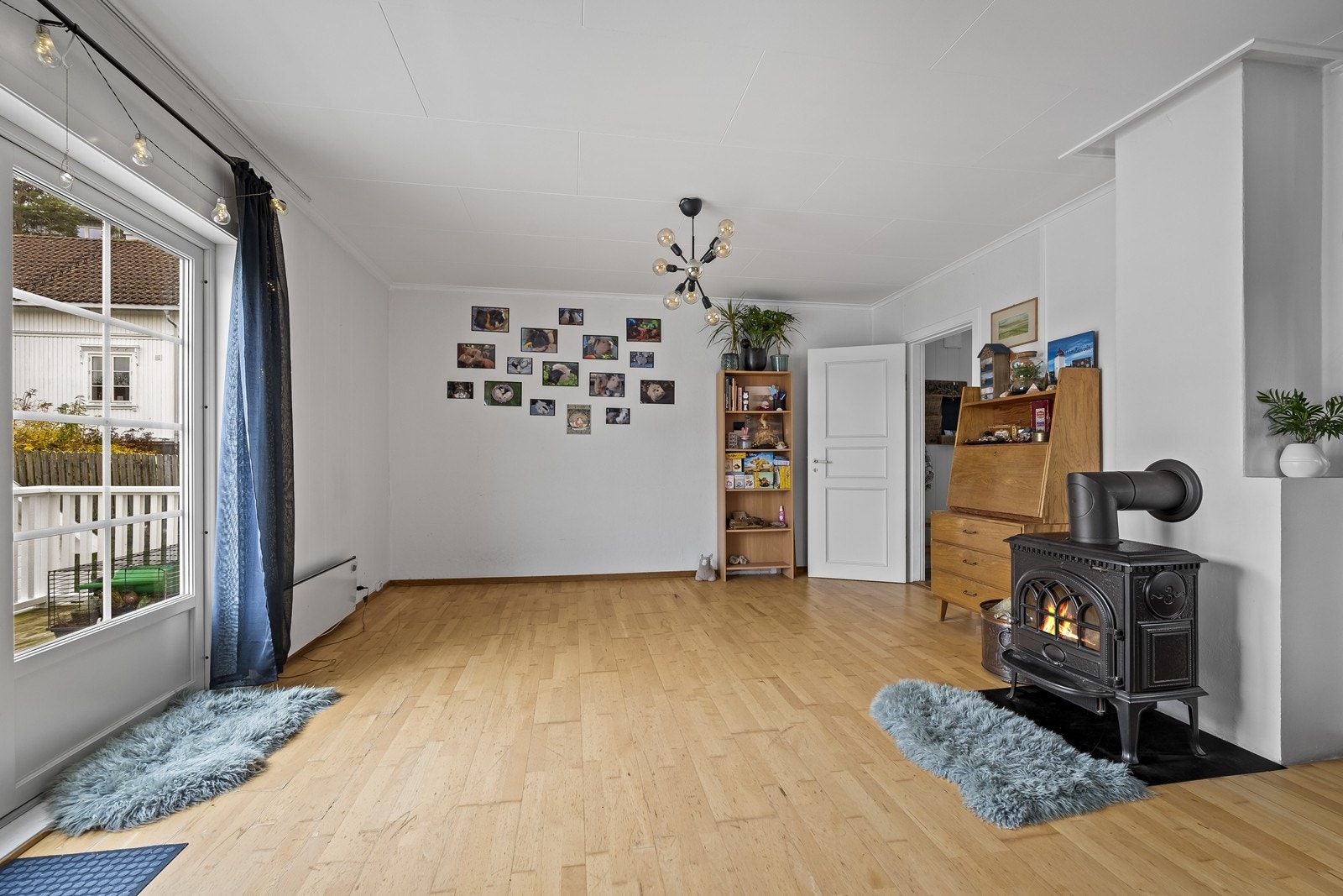 Fin plass til spisestuemøblement utenfor kjøkken Galleribilde