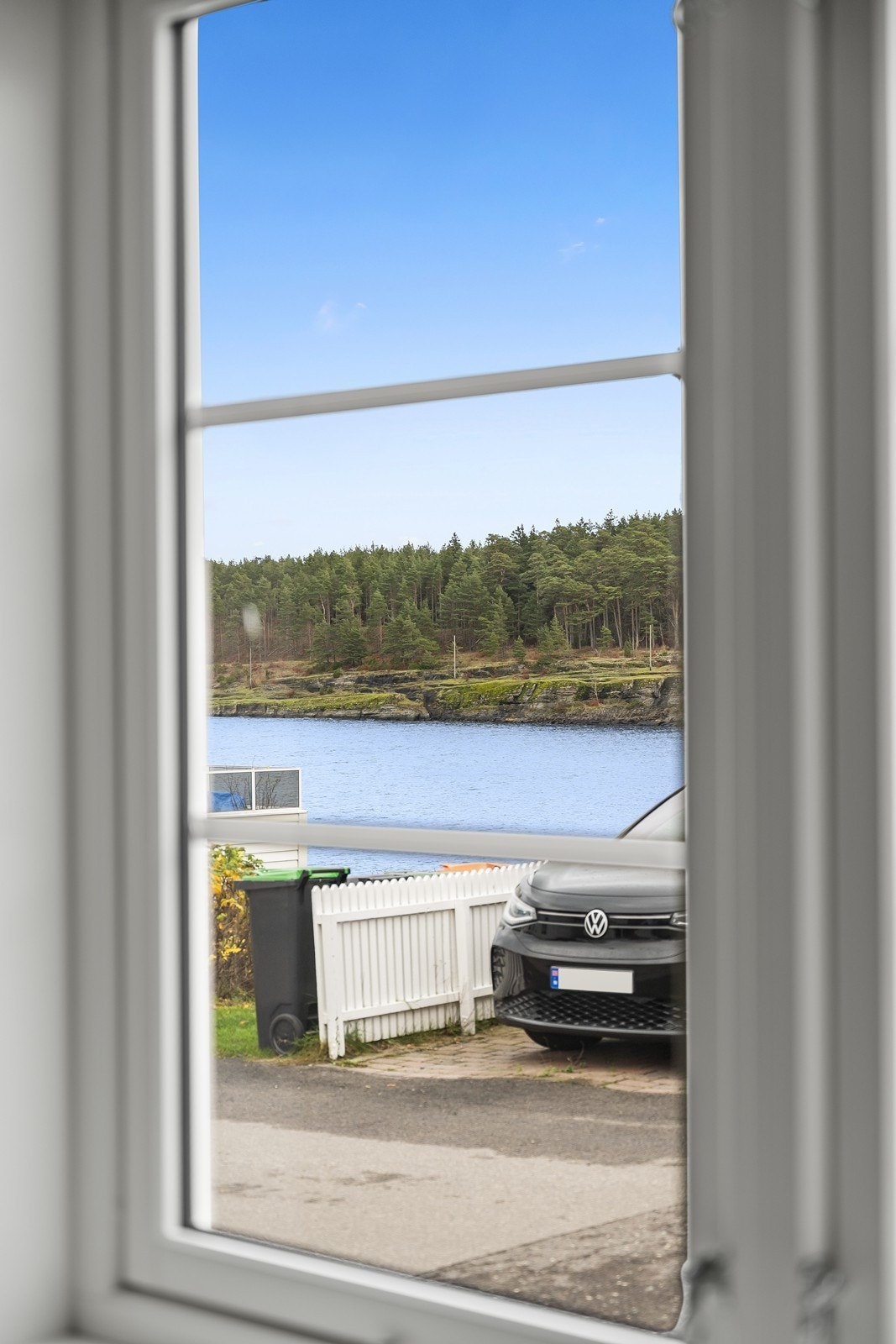 Og sjøglimt fra kjøkkenvinduet Galleribilde