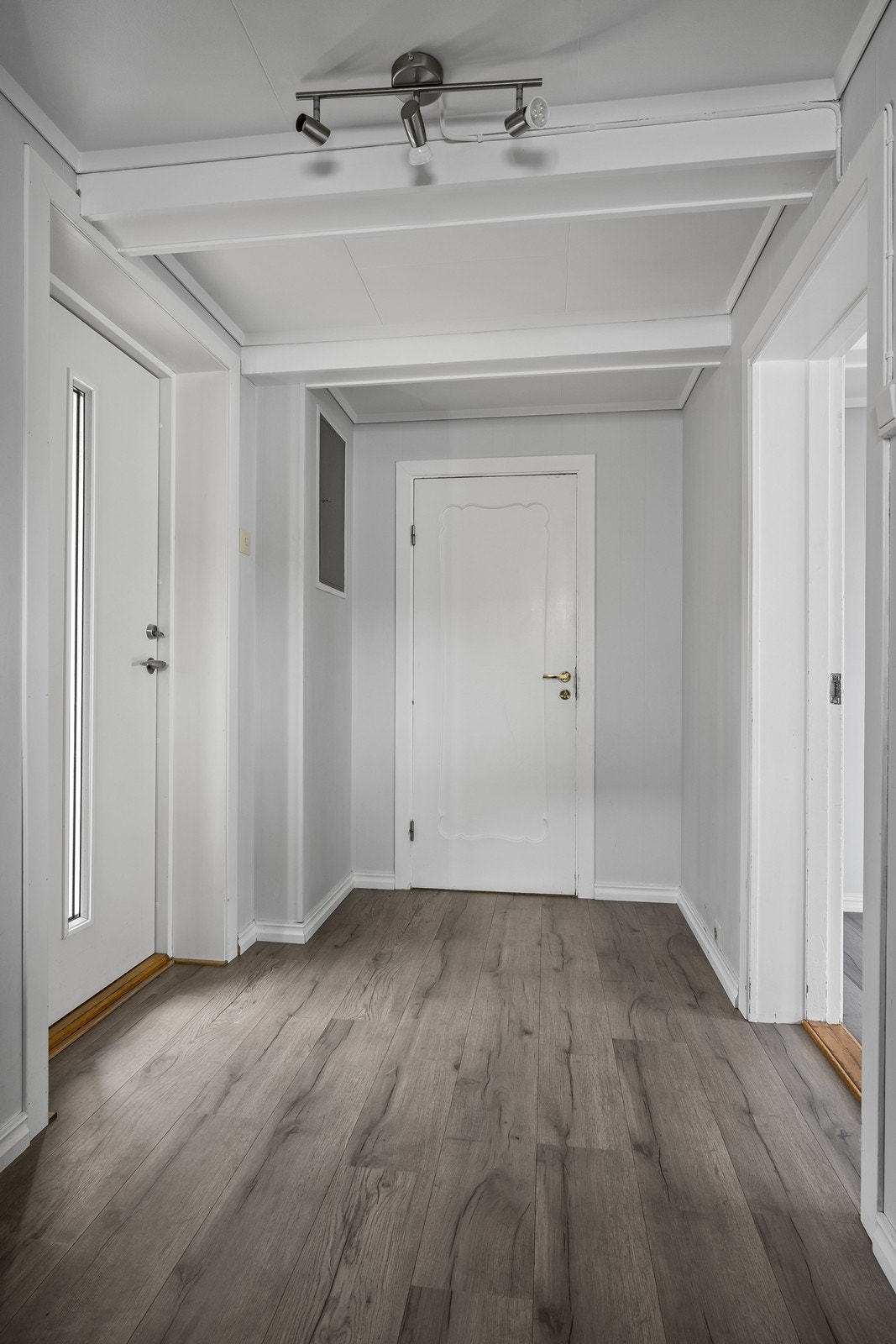 Entré/gang med adkomst videre inn i leiligheten Galleribilde