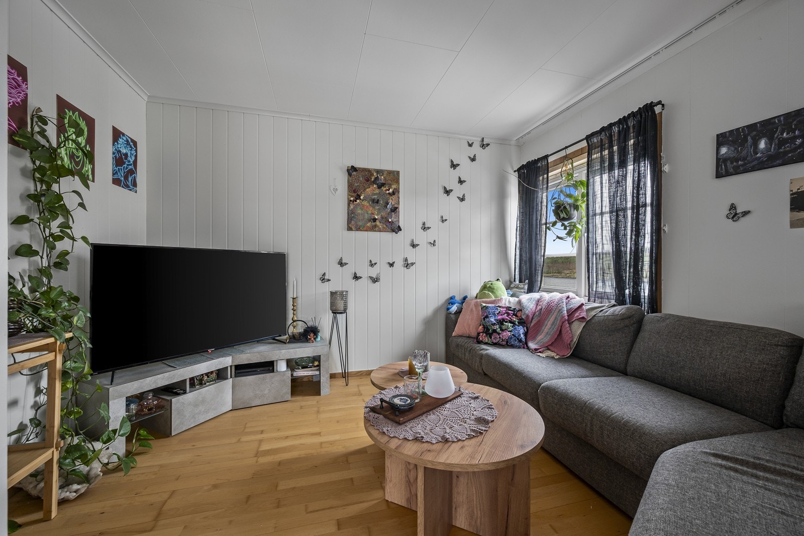 Stuedel med god plass til sofaen og utsikt til sjøen Galleribilde