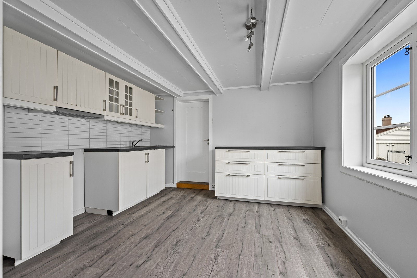 Kjøkkenet har godt med skap- og benkplass Galleribilde