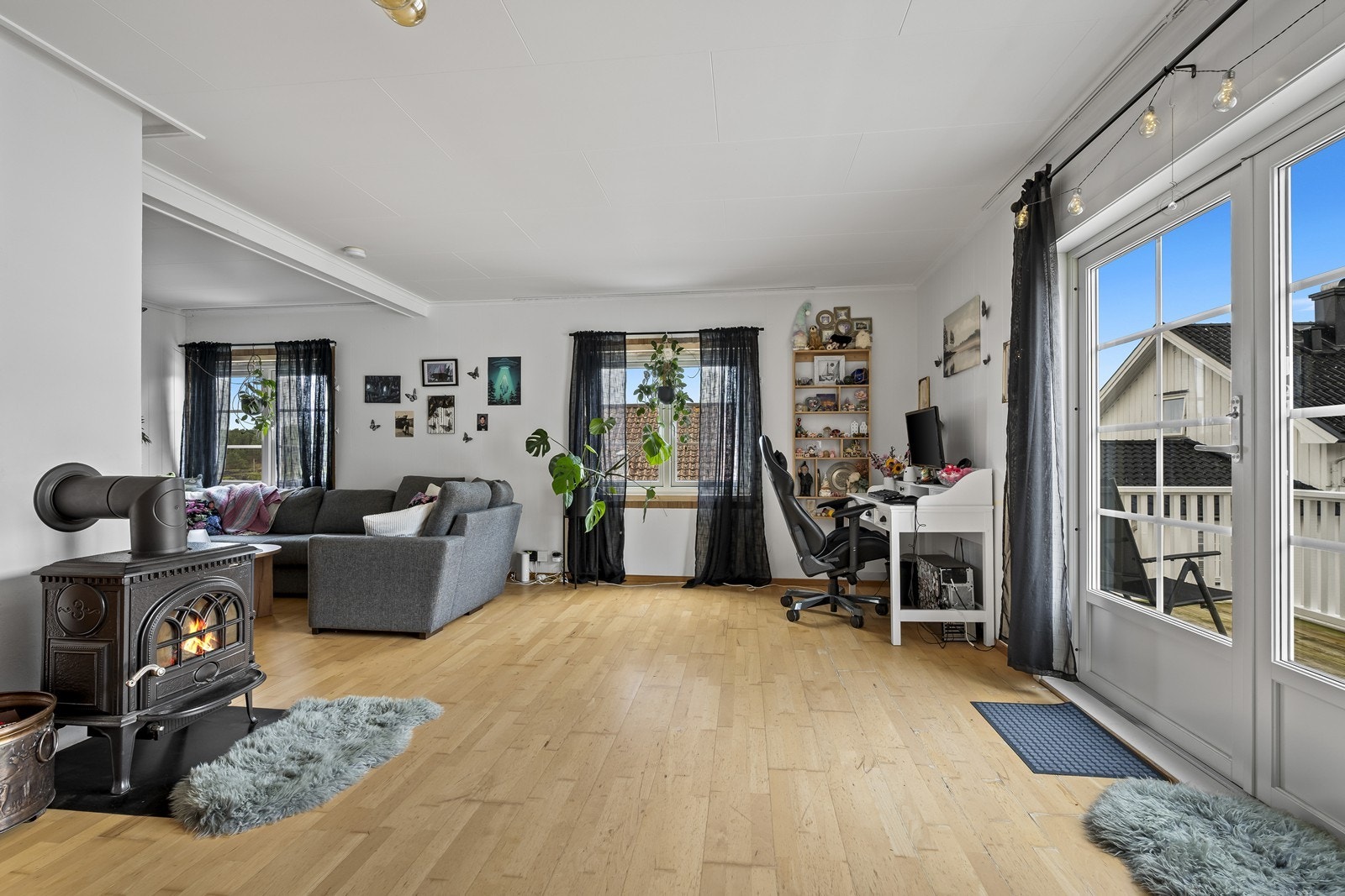 Stor stue med god plass til møblering i flere soner og utgang til terrasse mot sør Galleribilde